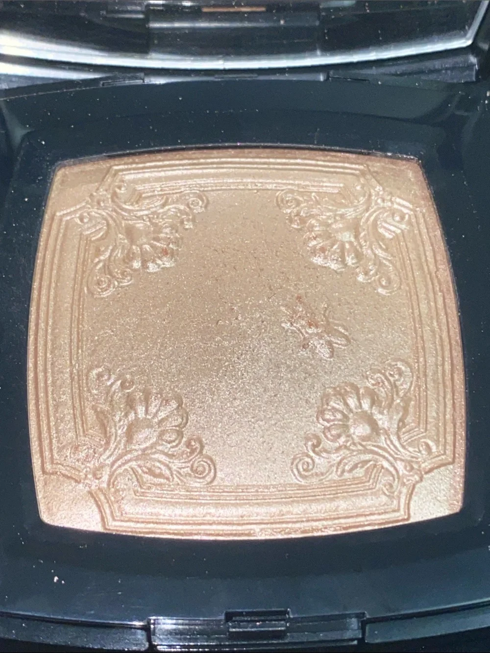 CHANEL exclusive edition New Illuminating Powder Compact - Golden Beige Glow